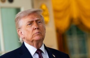 O comportamento errático e as explosões estonteantes de Trump aumentam os temores sobre sua saúde mental Trump fala com repórteres na Casa Branca na segunda-feira.