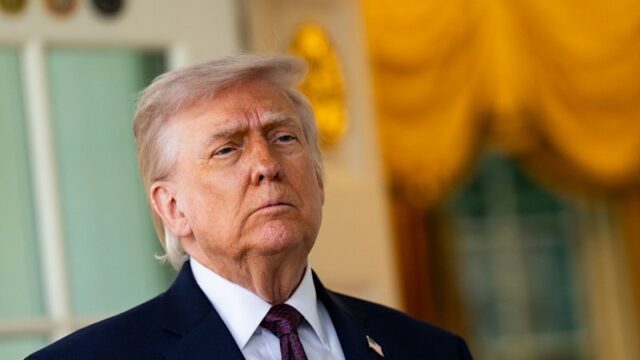 O comportamento errático e as explosões estonteantes de Trump aumentam Trump fala com repórteres na Casa Branca na segunda-feira.