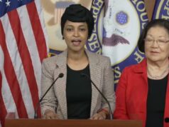 O deputado Ilhan Omar zombou da gafe brutal da Guerra Mundial ’11’ em vídeo ressurgido Ilhan Omar fala em entrevista coletiva com Mazie Hirono atrás dela.