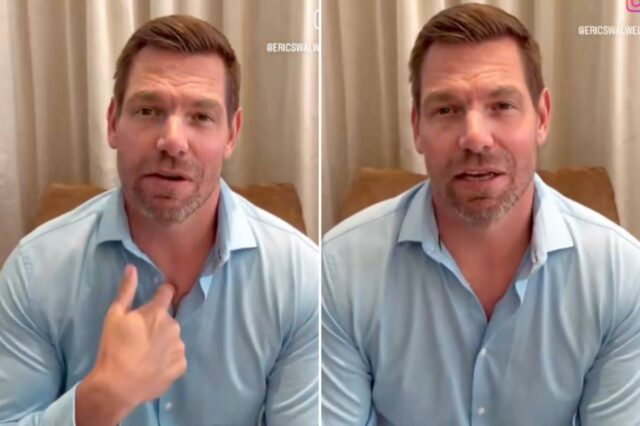 Eric Swalwell com uma camisa de colarinho azul claro falando para a câmera, com a mão direita perto do peito.
