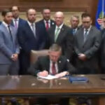 O diretor da ATF, Robert Cekada, leva a britadeira para os regulamentos de armas da era Biden