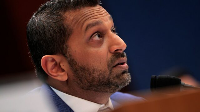 O diretor do FBI, Kash Patel, abre um processo por difamação de US$ 250 milhões contra o Atlântico, que chama o processo de 'sem mérito'
