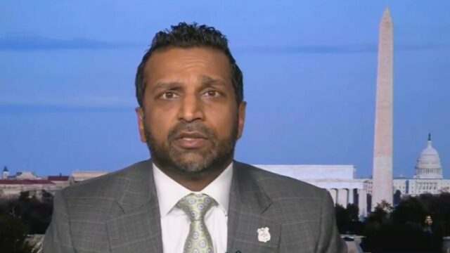 O diretor do FBI, Kash Patel, processa The Atlantic em US$ 250 milhões por causa de relatório que narra suposto consumo excessivo de álcool
