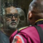 O diretor indicado ao Oscar, Abner Benaim, recebe o prêmio do público da IFF Panama por documentário investigativo, 'Tropical Paradise'