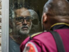 O diretor indicado ao Oscar, Abner Benaim, recebe o prêmio do público da IFF Panama por documentário investigativo, ‘Tropical Paradise’ O diretor indicado ao Oscar, Abner Benaim, recebe o prêmio do público da IFF Panama por documentário investigativo, 'Tropical Paradise'