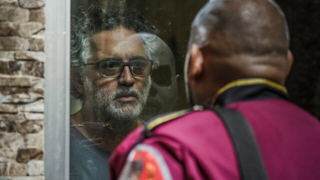 O diretor indicado ao Oscar, Abner Benaim, recebe o prêmio do público da IFF Panama por documentário investigativo, 'Tropical Paradise'
