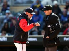 O discurso profano de ejeção do gerente dos gêmeos, Derek Shelton, foi capturado no microfone quente O técnico Derek Shelton discute com o árbitro da home plate Nic Lentz na sétima entrada. Shelton foi expulso do jogo contra o Cincinnati Reds no Target Field em 18 de abril de 2026 em Minneapolis, Minnesota.