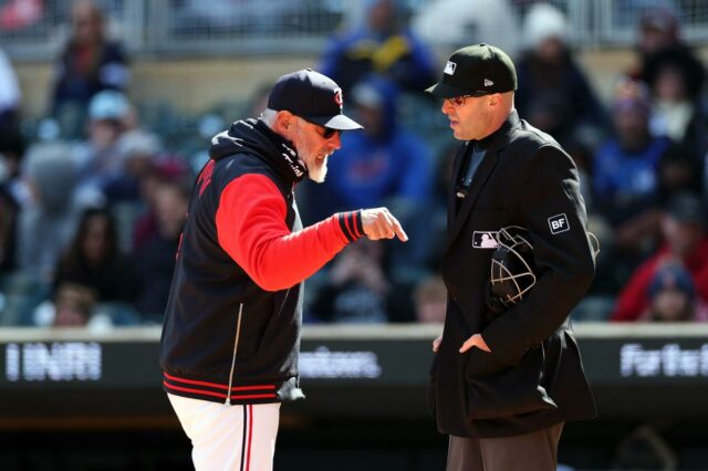 O técnico Derek Shelton discute com o árbitro da home plate Nic Lentz na sétima entrada. Shelton foi expulso do jogo contra o Cincinnati Reds no Target Field em 18 de abril de 2026 em Minneapolis, Minnesota. 