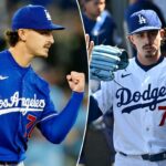 Justin Wrobleski em um uniforme azul do Los Angeles Dodgers com o punho levantado.