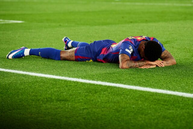 O elogio de Marcus Rashford, de Hansi Flick, saiu pela culatra imediatamente por causa de uma ação contra o Atlético de Madrid
