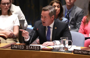 O embaixador de Trump na ONU, Mike Waltz, diz que bombardear todas as pontes e usinas de energia no Irã não seria um crime de guerra Yahoo news home