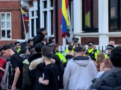 O encontro anual de viajantes no Harrods explode em violência quando um menino é esfaqueado durante cenas caóticas Imagens postadas no TikTok mostram pessoas correndo freneticamente em uma direção por uma estrada em Knightsbridge e a polícia presente