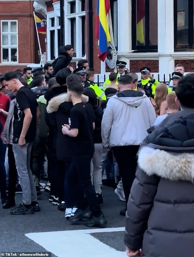 O encontro anual de viajantes no Harrods explode em violência Imagens postadas no TikTok mostram pessoas correndo freneticamente em uma direção por uma estrada em Knightsbridge e a polícia presente