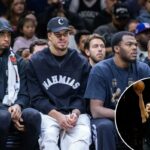 O pivô do Nets, Nic Claxton (esquerda), Michael Porter Jr. (c.) e Day'ron Sharpe assistem durante o segundo tempo contra o Atlanta Hawks no Barclays Center, sexta-feira, 3 de abril de 2026, no Brooklyn, NY.