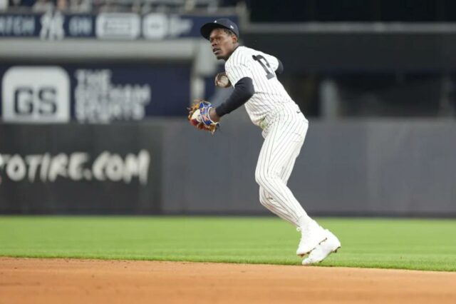 O jogador da segunda base do New York Yankees, Jazz Chisholm Jr. (13), lança uma bola de beisebol durante a sexta entrada no Yankee Stadium.
