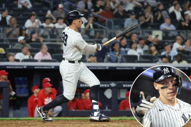 O defensor direito do New York Yankees, Aaron Judge #99, reage no banco de reservas depois de marcar em seu home run solo durante a 6ª entrada.
