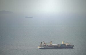 Navio de carga atacado por pequenas embarcações perto do Estreito de Ormuz, afirma agência marítima do Reino Unido O esquema de contrabando de petróleo de US$ 800 milhões do Irã usa petroleiros se passando por navios iraquianos para evitar o bloqueio