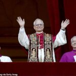 O Papa Leão XIV aparece na varanda da Basílica de São Pedro pela primeira vez em uma impressionante mozzetta vermelha e mesa bordada em ouro, um look que a Vogue mais tarde nomeou como seu ¿melhor traje de 2025¿