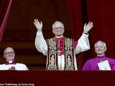 O estilista assumidamente gay do Papa Leão XIV revela o que as roupas do pontífice dizem secretamente sobre ele O Papa Leão XIV aparece na varanda da Basílica de São Pedro pela primeira vez em uma impressionante mozzetta vermelha e mesa bordada em ouro, um look que a Vogue mais tarde nomeou como seu ¿melhor traje de 2025¿