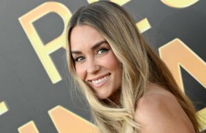 O estilo de vestido Oxford Stripe de Lauren Conrad é perfeito para a primavera Diane Batoukina usa óculos de sol grandes quadrados marrom escuro da Dior, um vestido longo branco com gola quadrada / cinto de linho, um pulôver de lã com nervuras branco latte no ombro, uma bolsa de couro marrom camelo brilhante com estampa de crocodilo da Ralph Lauren, salto bloco de camurça marrom / botins pontiagudos, durante uma sessão de fotos de moda de estilo de rua, em 28 de abril de 2023 em Paris, França.