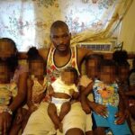 O atirador acusado de matar oito crianças a tiros na Louisiana na manhã de domingo foi identificado como Shamar Elkins (foto ao centro, cercado por crianças). A polícia ainda não confirmou a identidade das crianças mortas