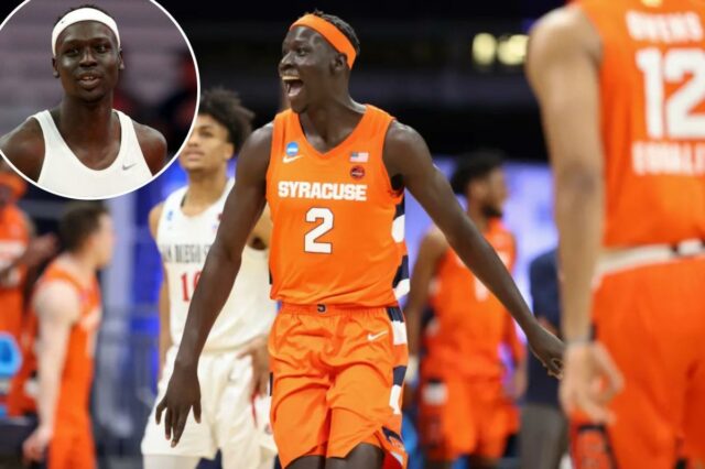 John Bol Ajak nº 2 do Syracuse Orange comemora a vitória contra os San Diego State Aztecs no jogo da primeira rodada do Torneio de Basquete Masculino da NCAA de 2021 em Hinkle Fieldhouse em 19 de março de 2021 em Indianápolis, Indiana.  