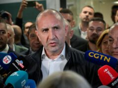 O ex-presidente da Bulgária, Radev, vence as eleições: tudo o que você precisa saber epa12899730 Rumen Radev, líder da coligação Bulgária Progressista (PB), vota durante as eleições parlamentares em Sófia, Bulgária, a 19 de abril de 2026. Aproximadamente 6,6 milhões de eleitores vão às urnas para eleger 240 membros da Assembleia Nacional, numa tentativa de estabelecer um governo de coligação estável após um período de impasse político prolongado na nação dos Balcãs. EPA/BORISLAV TROSHEV