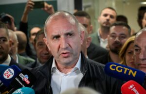 O ex-presidente da Bulgária, Radev, vence as eleições: tudo o que você precisa saber epa12899730 Rumen Radev, líder da coligação Bulgária Progressista (PB), vota durante as eleições parlamentares em Sófia, Bulgária, a 19 de abril de 2026. Aproximadamente 6,6 milhões de eleitores vão às urnas para eleger 240 membros da Assembleia Nacional, numa tentativa de estabelecer um governo de coligação estável após um período de impasse político prolongado na nação dos Balcãs. EPA/BORISLAV TROSHEV