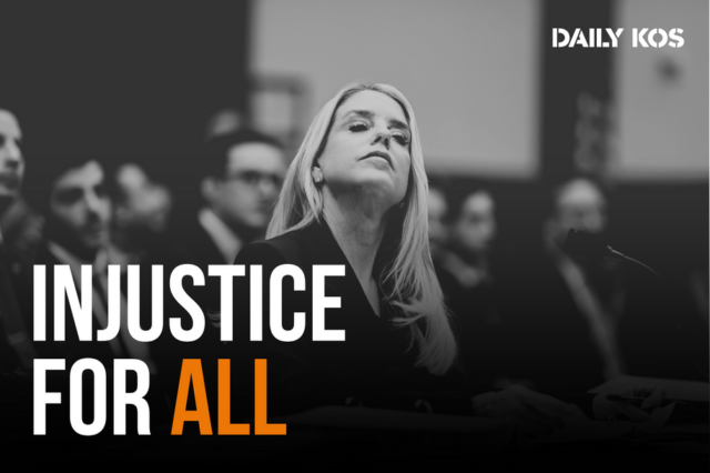 O feio legado de Pam Bondi e o que Rudy ARQUIVO - Rudy Giuliani fala aos repórteres ao deixar o tribunal federal em Nova York, 26 de novembro de 2024. (AP Photo/Seth Wenig, Arquivo)