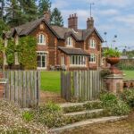 Edward e sua esposa Sophie queriam ficar em Wood Farm, onde Andrew está escondido, para as férias regulares de Páscoa, mas foram forçados a ficar na Gardens House (foto) na propriedade King Charles ¿ Sandringham