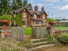 O feriado permitiu que Edward fosse forçado a passar a Páscoa porque Andrew estava se esforçando em Wood Farm Edward e sua esposa Sophie queriam ficar em Wood Farm, onde Andrew está escondido, para as férias regulares de Páscoa, mas foram forçados a ficar na Gardens House (foto) na propriedade King Charles ¿ Sandringham