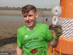O filho do herói paraolímpico, de 16 anos, luta contra centenas de corredores corajosos que atravessam o leito pantanoso do rio para vencer a corrida anual de lama de Maldon Albert Crates (foto) conseguiu correr, andar e rastejar até a vitória no domingo, através de um trecho de 440 metros do lamacento rio Blackwater, em Essex - tornando-o a pessoa mais jovem a vencer a corrida.