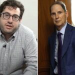 Adam Wyden usando óculos e camisa xadrez, com um grande brinquedo de pelúcia ao lado dele.