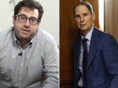 O filho do senador que promoveu a investigação de Epstein teve uma reunião de negócios com a condenação por pedofilia Adam Wyden usando óculos e camisa xadrez, com um grande brinquedo de pelúcia ao lado dele.