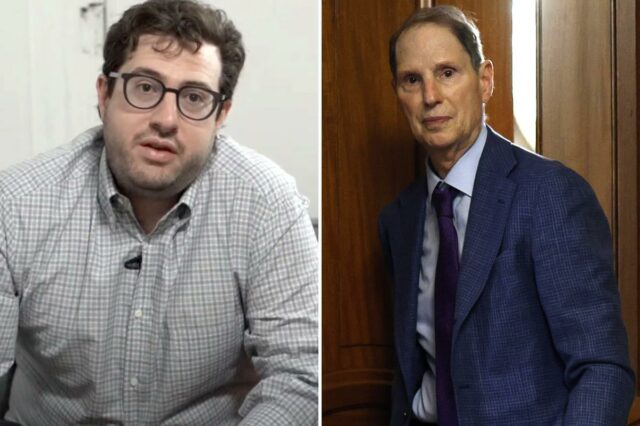 Adam Wyden usando óculos e camisa xadrez, com um grande brinquedo de pelúcia ao lado dele.