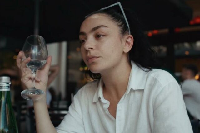 O filme 'Eruption' de Charli XCX está sendo transmitido no Netflix ou no Amazon Prime Video?
