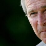 O presidente Donald Trump fala com membros da mídia a bordo do Air Force One, em 17 de abril. - Evan Vucci/Reuters