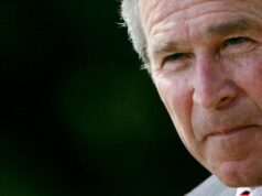 O fundo do poço pode estar caindo nas pesquisas de Trump O presidente Donald Trump fala com membros da mídia a bordo do Air Force One, em 17 de abril. - Evan Vucci/Reuters