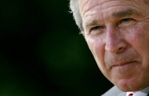 O fundo do poço pode estar caindo nas pesquisas de Trump O presidente Donald Trump fala com membros da mídia a bordo do Air Force One, em 17 de abril. - Evan Vucci/Reuters