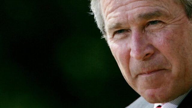 O presidente Donald Trump fala com membros da mídia a bordo do Air Force One, em 17 de abril. - Evan Vucci/Reuters