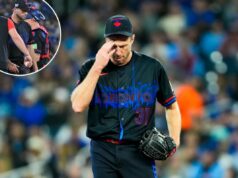 O futuro de Max Scherzer é questionado à medida que a desastrosa temporada dos Blue Jays continua O arremessador do Toronto Blue Jays, Max Scherzer, com camisa preta e boné, tocando sua cabeça.