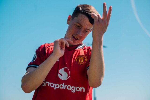 O garoto-prodígio parecido com Roy Keane acabou de mostrar a Michael Carrick por que ele não pode ser esquecido em meio à remodelação do meio-campo do Man Utd - Opinião
