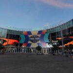 Fachada do Mortgage Matchup Center com logotipos do 2026 NCAA Women's Final Four para UConn, Carolina do Sul, UCLA e Texas.