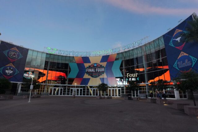 Fachada do Mortgage Matchup Center com logotipos do 2026 NCAA Women's Final Four para UConn, Carolina do Sul, UCLA e Texas.