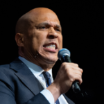 O gritante Cory Booker rejeita a ajuda de Deus: ‘O que precisamos não vem do alto’