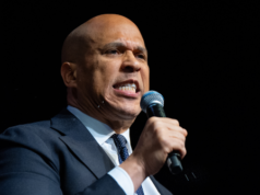O gritante Cory Booker rejeita a ajuda de Deus: ‘O que precisamos não vem do alto’ O gritante Cory Booker rejeita a ajuda de Deus: ‘O que precisamos não vem do alto’