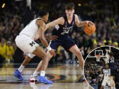 O herói da loucura de março, Braylon Mullins, decide voltar com a UConn no segundo ano Braylon Mullins acerta a cesta de 3 pontos da vitória e da campainha na vitória de retorno de UConn sobre Duke na Elite Eight.