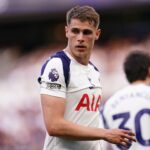 O histórico de lesões de Micky Van de Ven é explorado enquanto o Man Utd considera uma transferência de verão