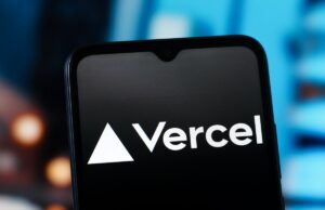 O host do aplicativo Vercel diz que foi hackeado e dados de clientes roubados In this photo illustration, the Vercel logo is seen displayed on a smartphone screen