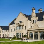 Os quartos do Lough Erne Resort, com vista para as águas de Erne Lough em Enniskillen, Irlanda do Norte, podem custar apenas £ 189